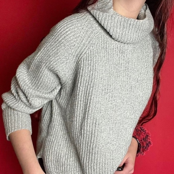 Grey turtle neck style Sweater   🖤🤍​​​​​​​​​​​​​​​​​​​​​ - Picture 3 of 4